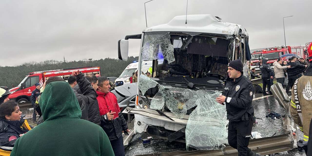 Polisleri taşıyan servis kaza yaptı! 1 polis memuru şehit oldu, 16 yaralı var