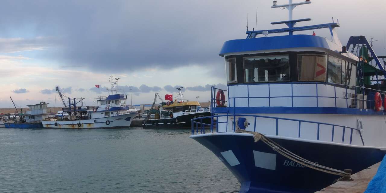 Akdeniz’in fırtınası balıkçıları limana sığınmak zorunda bıraktı