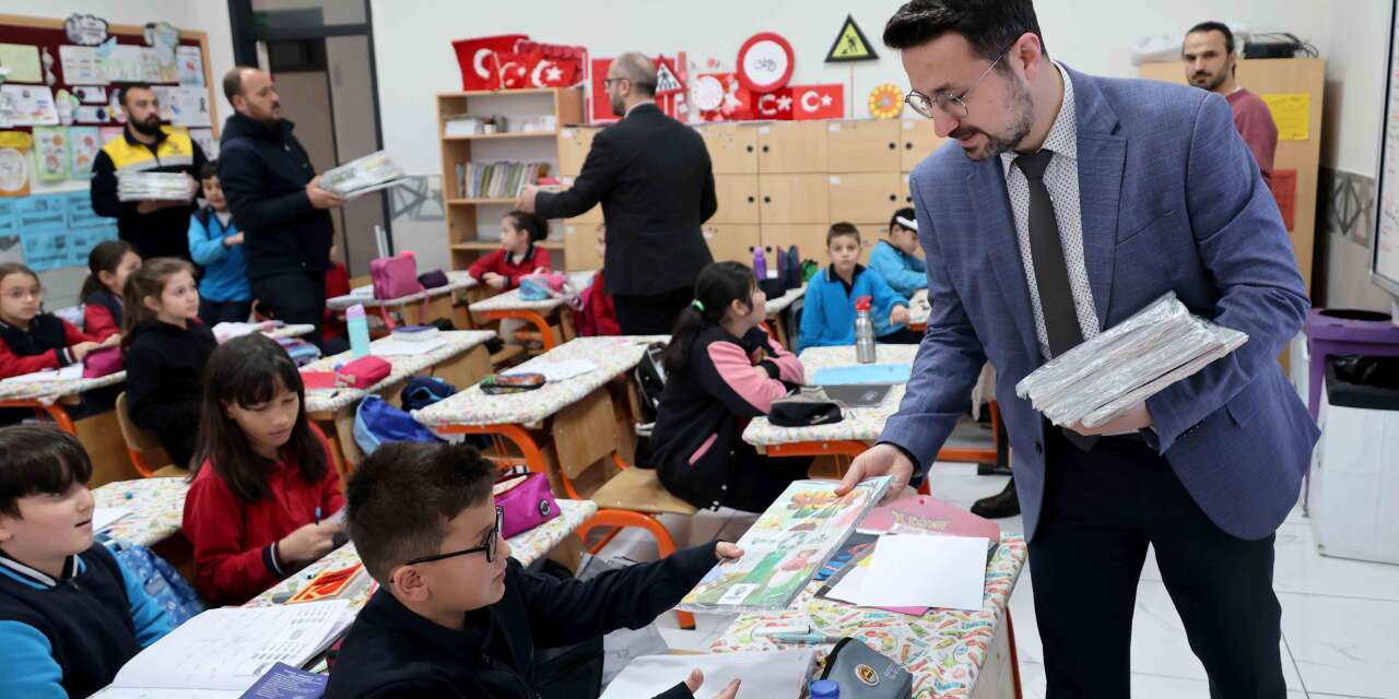 Karatay Belediyesi’nden öğrencilere 30 Mart hediyesi