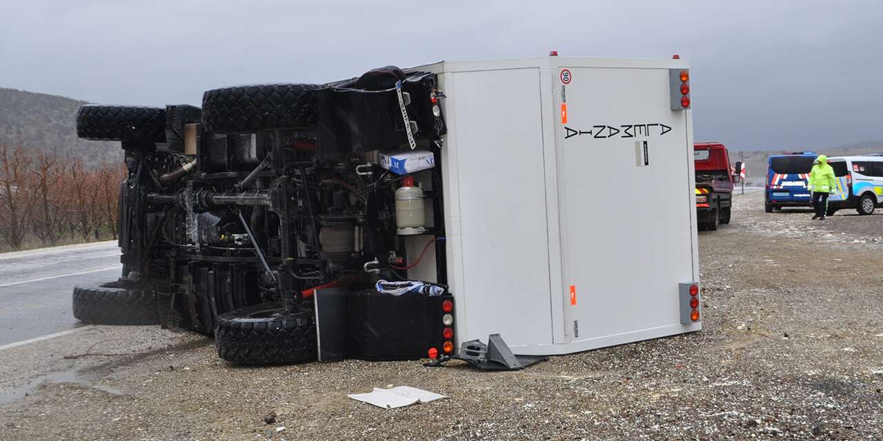 Konya yolunda otomobille çarpışan karavan devrildi! 1’i ağır 3 yaralı var