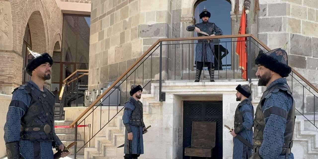 Konya’da jandarma ekipleri, Selçuklu sultanlarının kapısında nöbet tutuyor