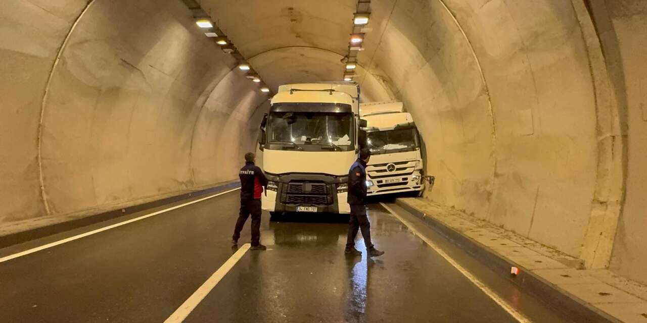 Tünelde 2 TIR çarpıştı, yol kapandı