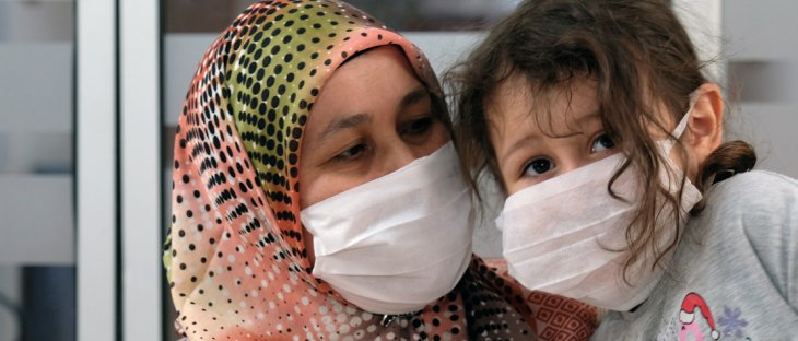 Konya'da 'Kovid-19' tedavisi tamamlanan hemşire anne ile kızı taburcu edildi