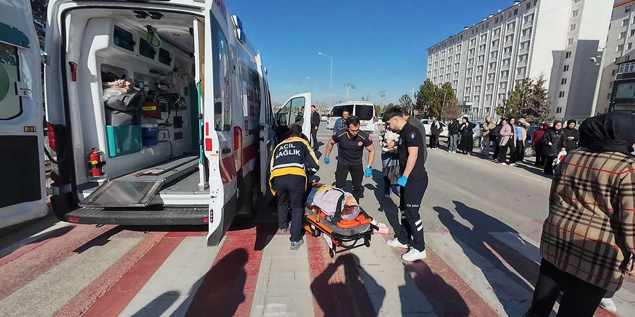 Konya’dan Karaman’a giden üniversite öğrencisine otomobil çarptı