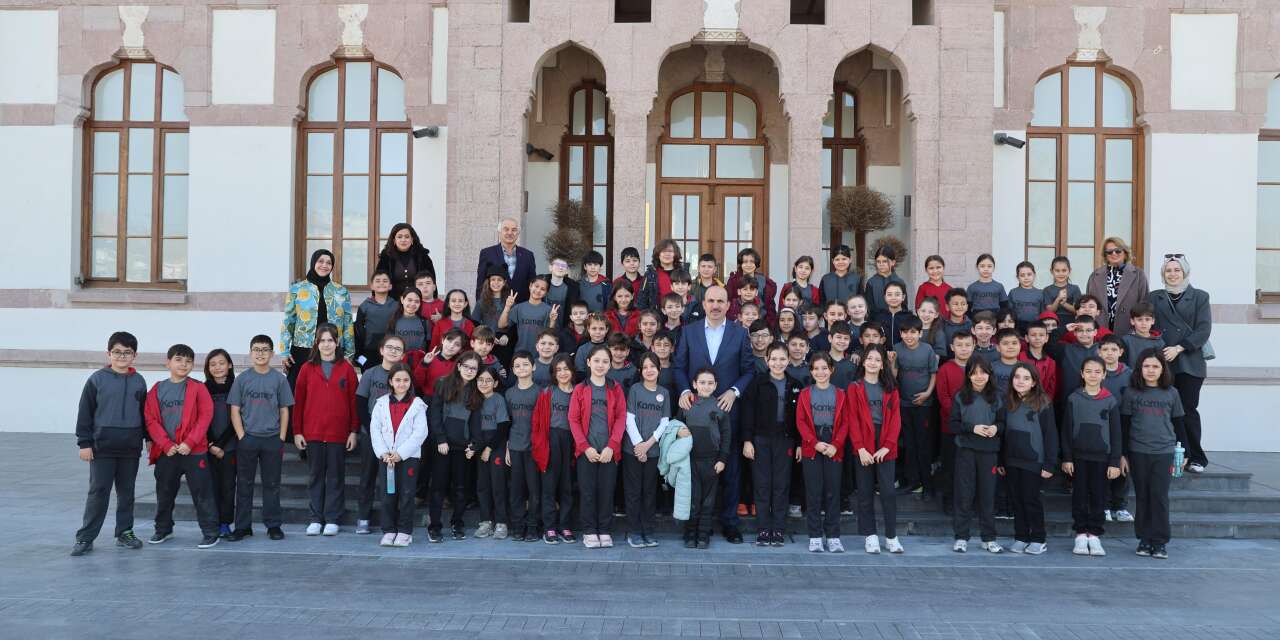 Başkan Altay, öğrencilerle Taş Bina’da buluştu
