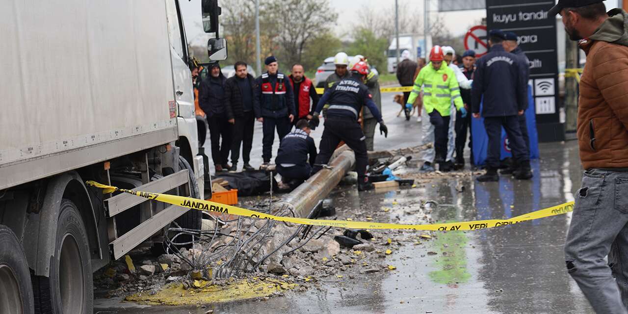 Kamyonun çarptığı elektrik direği 72 yaşındaki adamın üzerine düştü