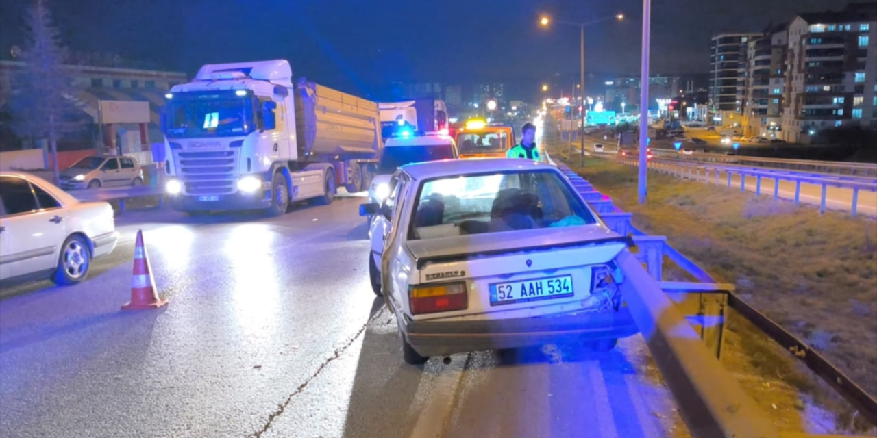 TIR, otomobille çarpıştı! 3 yaralı var