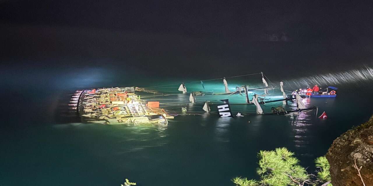 Tekne kayalıklara çarpıp battı! 1 kişi kayıp