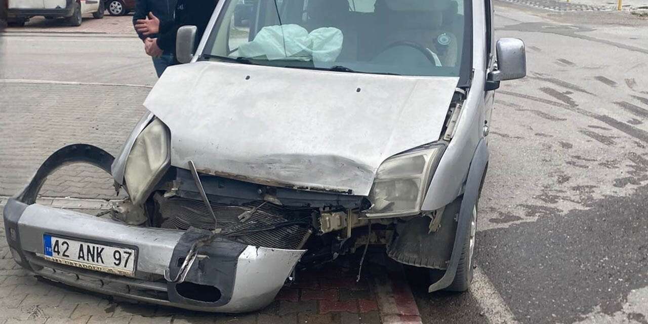 Konya’da otomobil ile hafif ticari araç çarpıştı! 3 yaralı var