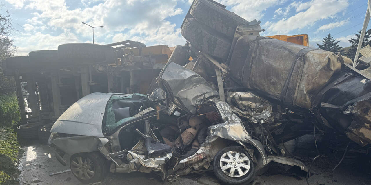 Otoyolda can pazarı! 2 TIR, tanker ve otomobil çarpıştı, 2 can kaybı var