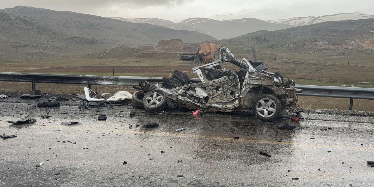 TIR ile otomobil kafa kafaya çarpıştı! 3 kişi hayatını kaybetti