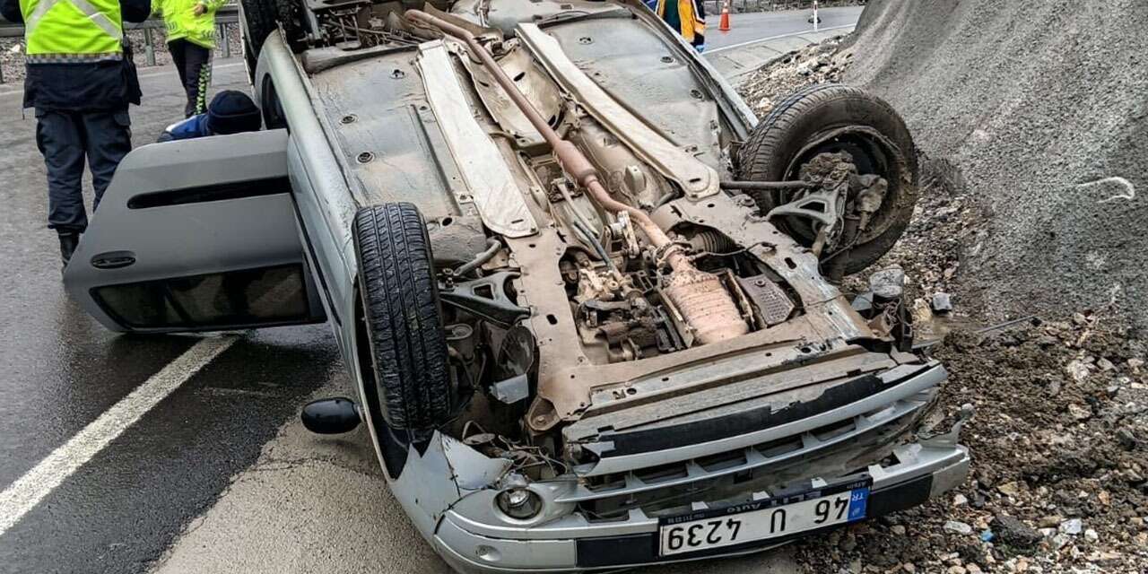 Takla atan otomobildeki 5 kişi yaralı kurtuldu