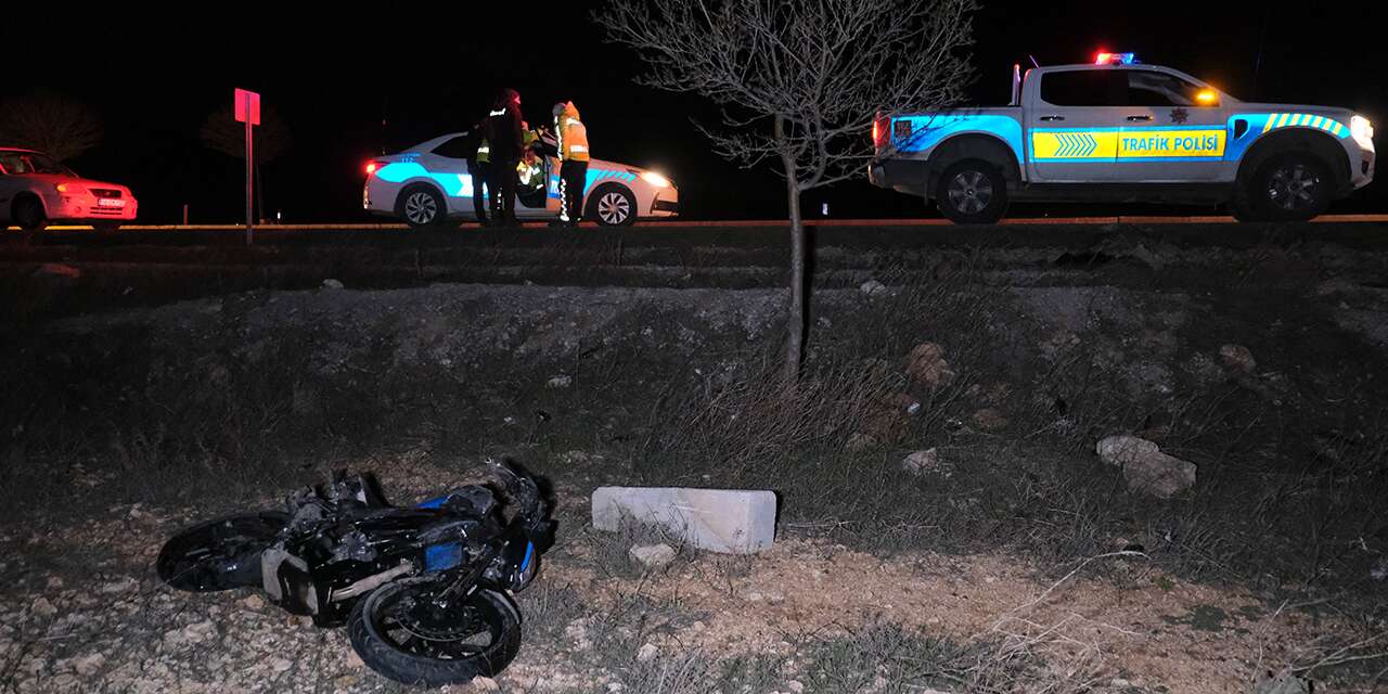 Konya yolunda minibüse çarpan motosiklet metrelerce sürüklendi