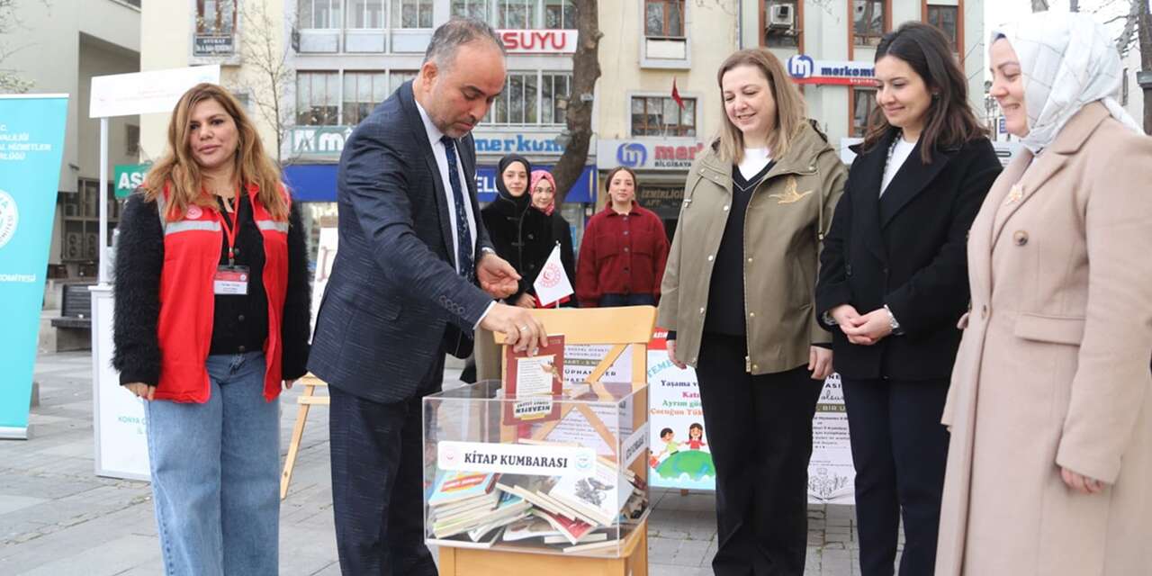 Konya’da kentin merkezi noktalarına kitap kumbaraları kuruldu
