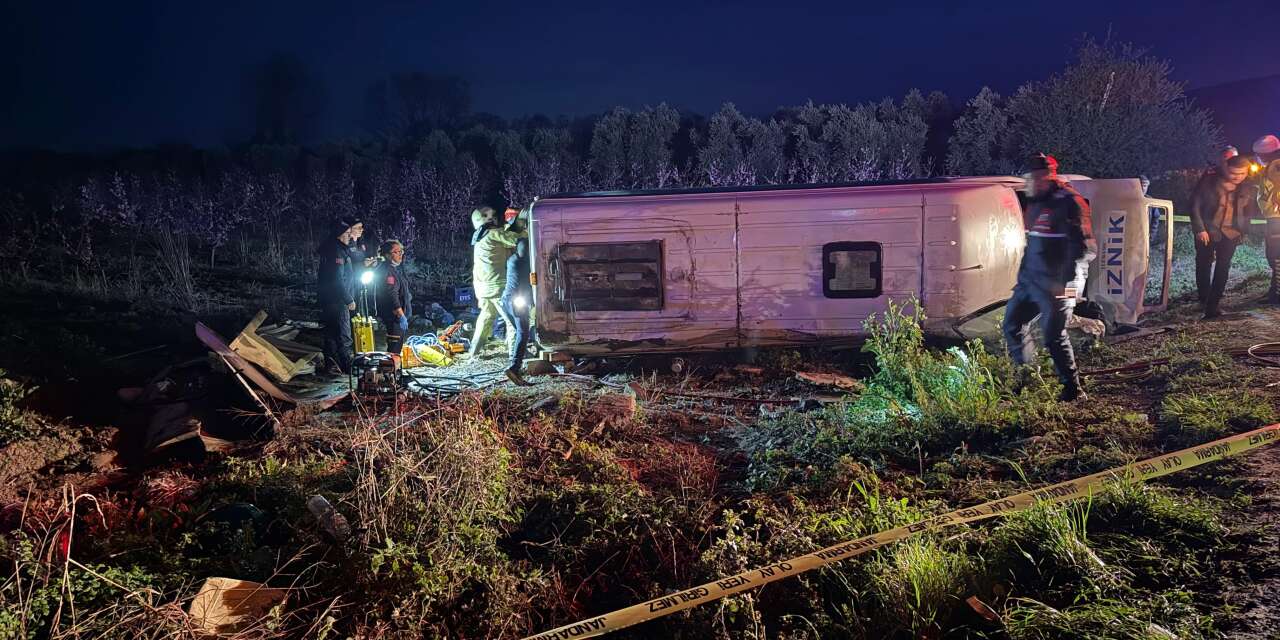 Yolcu minibüsü devrildi! 1 ölü, çok sayıda yaralı var