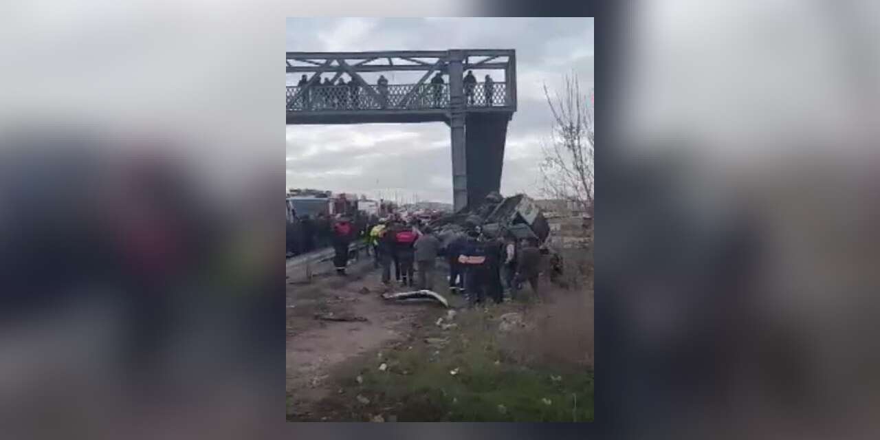 Otobüs üst geçide çarptı! 4 ölü var