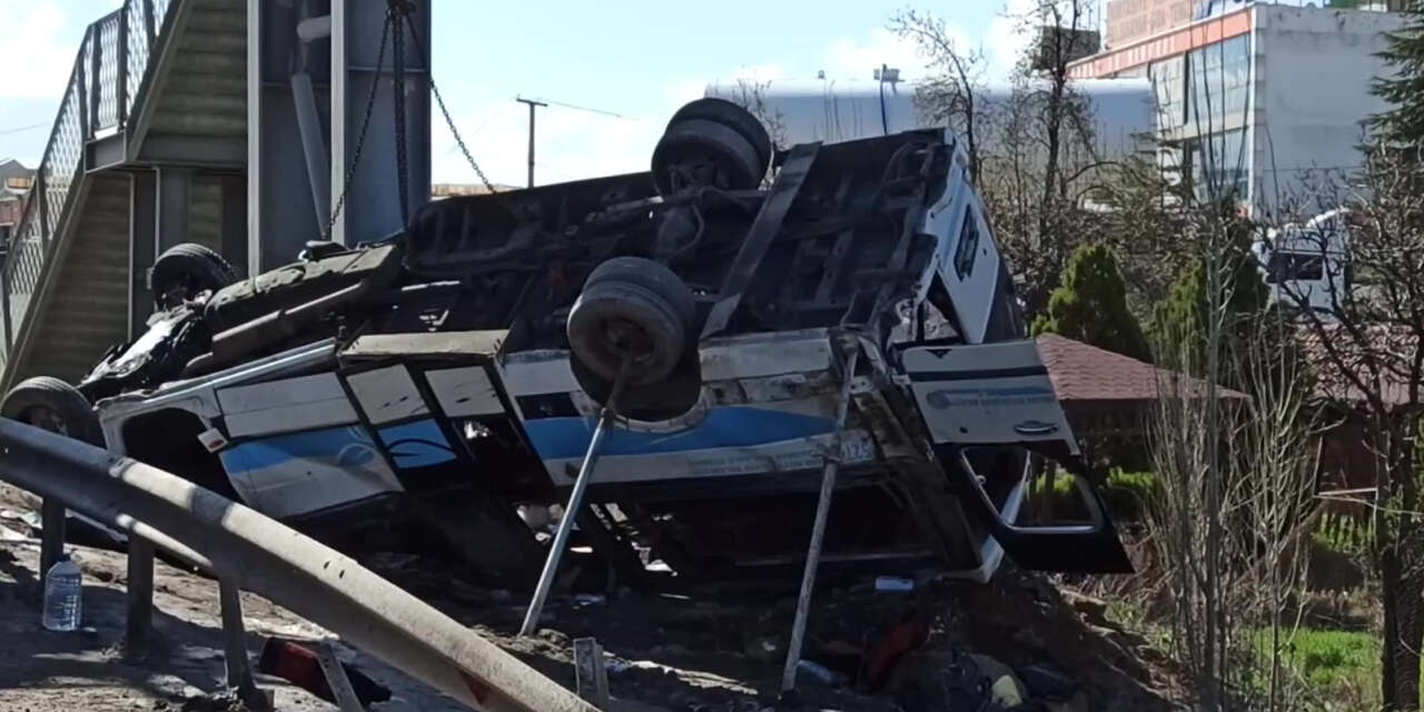 Otobüs üst geçide çarptı! 4 ölü var