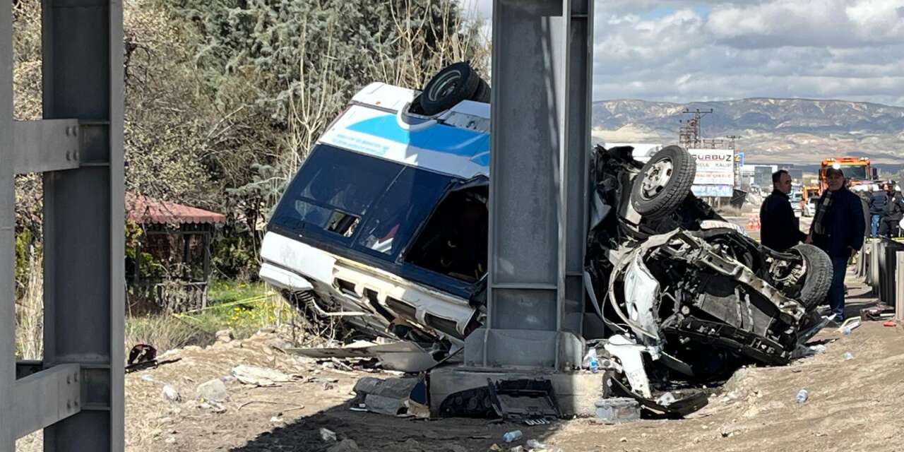 5 kişinin öldüğü otobüs kazası kamerada! Kimlikler belli oldu