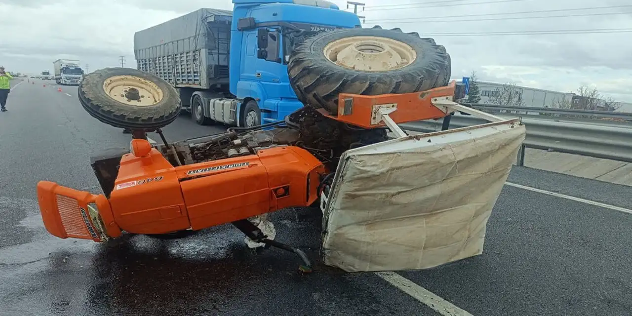 Konya’da sürücü kontrolü kaybetti, traktör kara yoluna devrildi