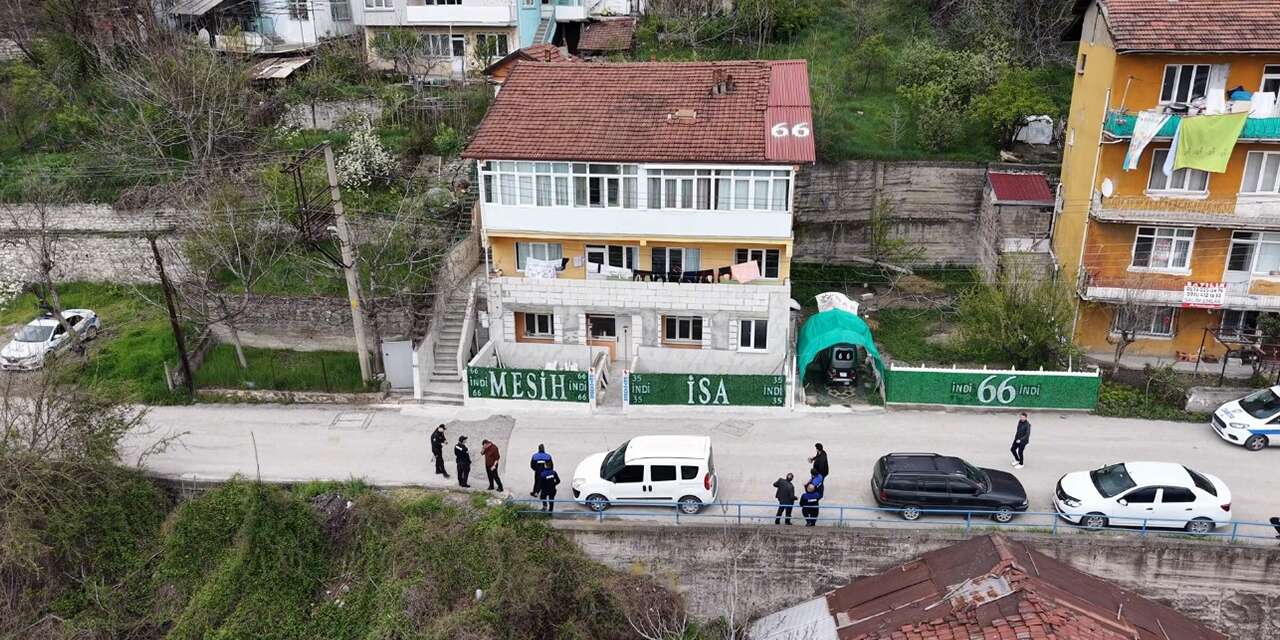 Mesih olduğunu iddia eden adamın evine yazdıkları ekipleri harekete geçirdi