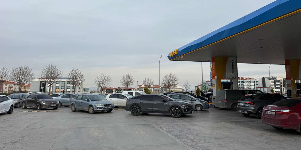 Motorin ve benzine zam gelecek! Konya’daki istasyonlarda yoğunluk yaşanıyor