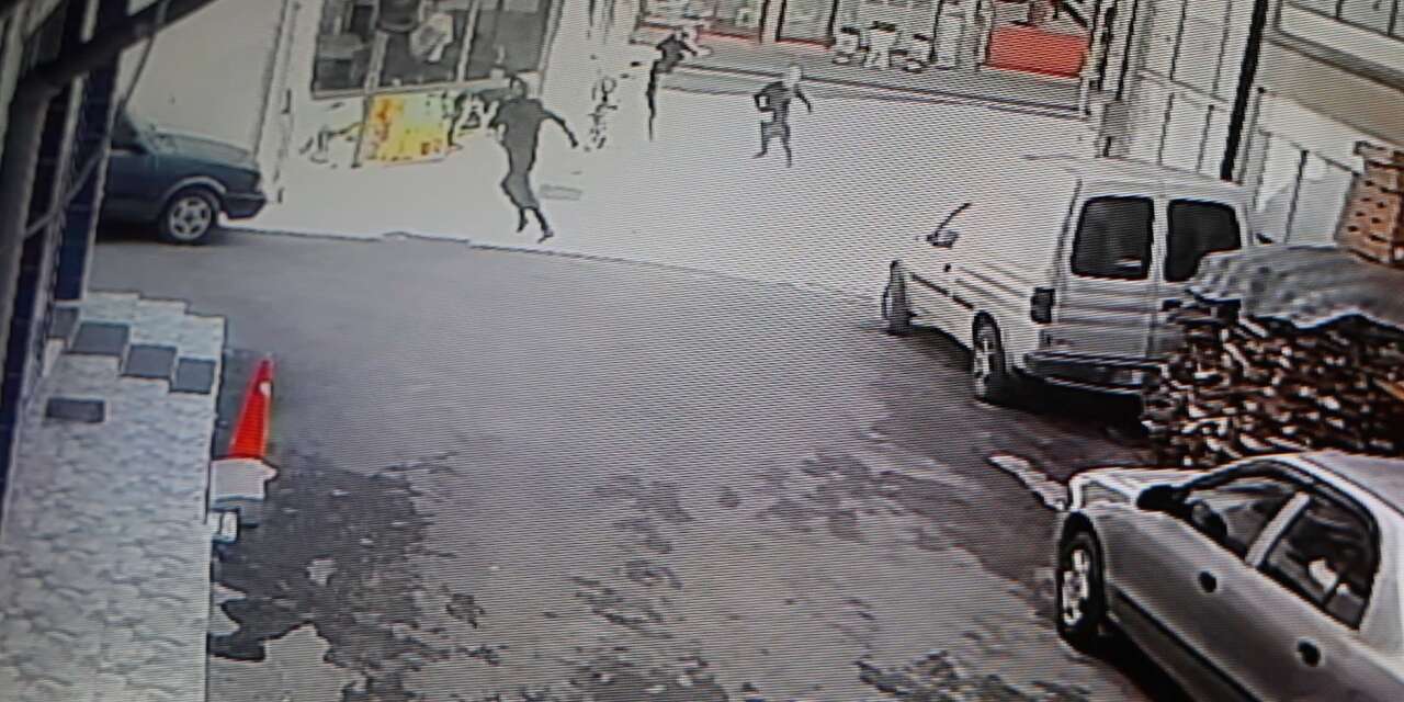 Silahlı saldırıya çakmakla karşılık verdiler! İlginç anlar kamerada