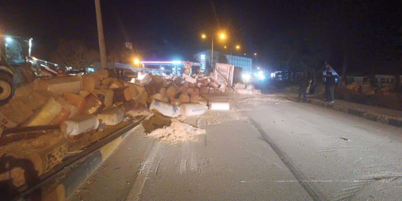 Konya yolunda virajı alamayan saman yüklü TIR devrildi