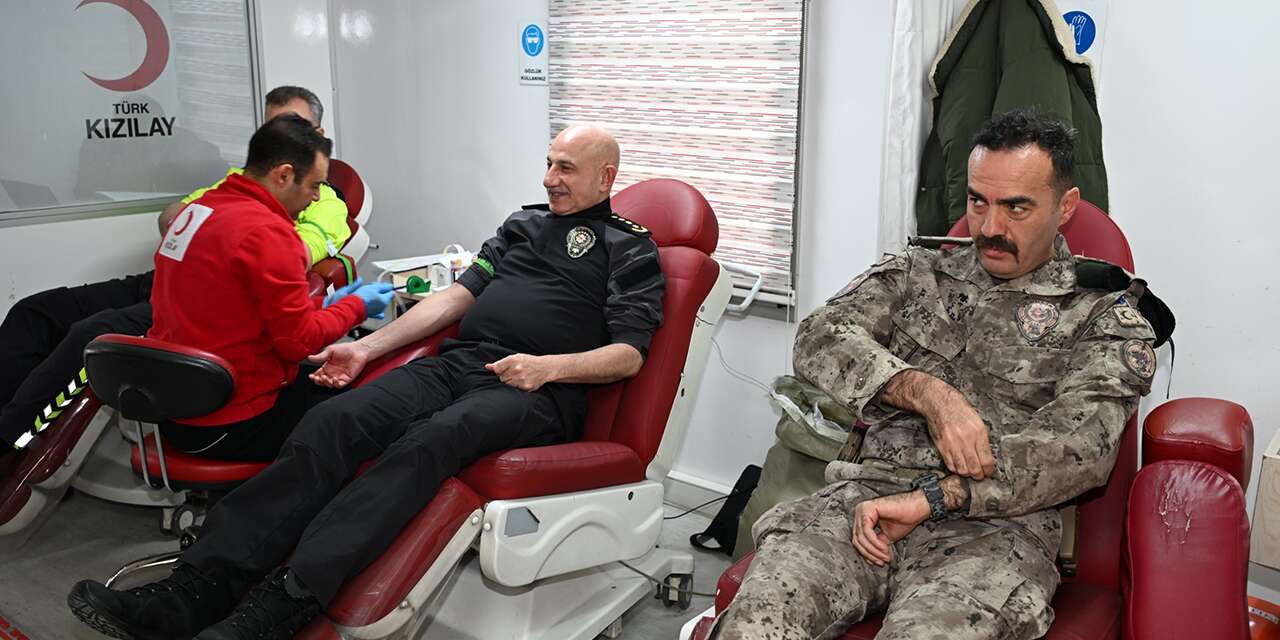 Konya Emniyeti’nden anlamlı etkinlik! Polisler kan bağışı yaptı