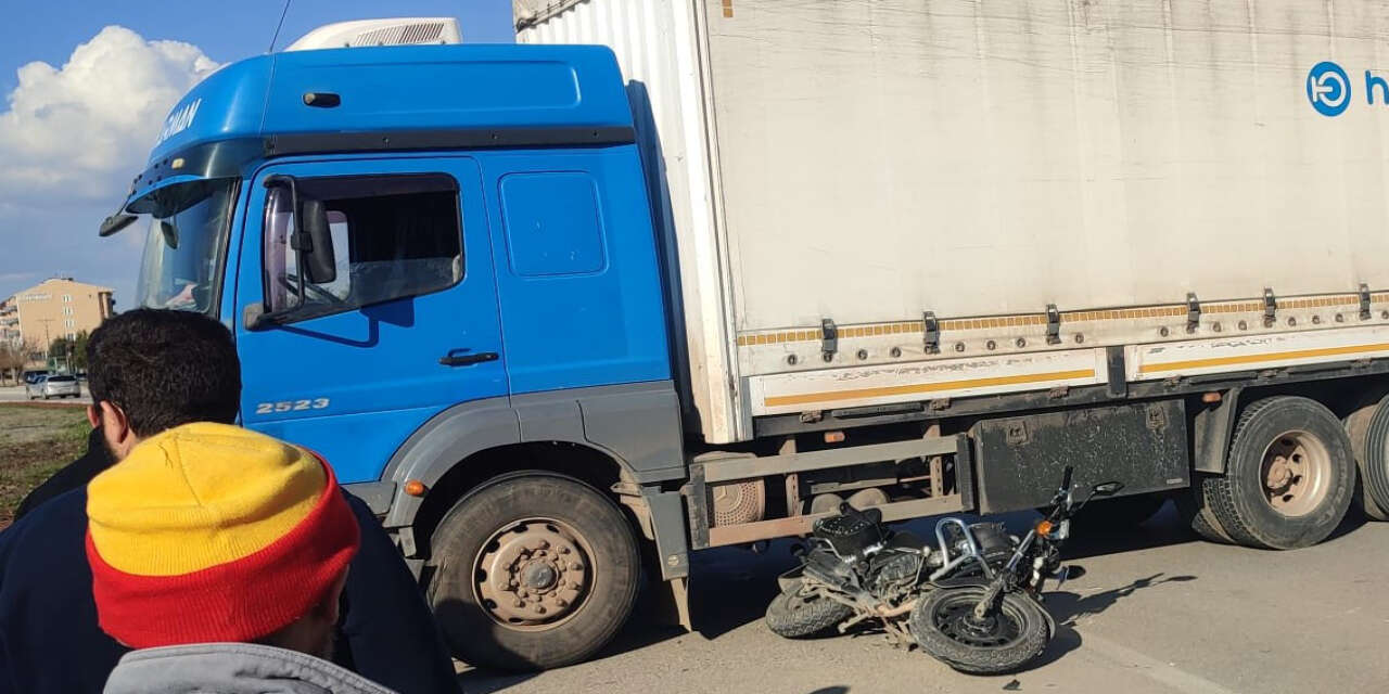 Konya’da kaza üstüne kaza! Motosiklet TIR ile çarpıştı, otomobil devrildi