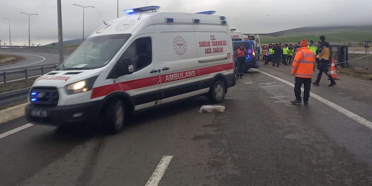 Aksaray'da yolcu otobüsü devrildi! Çok sayıda yaralı var