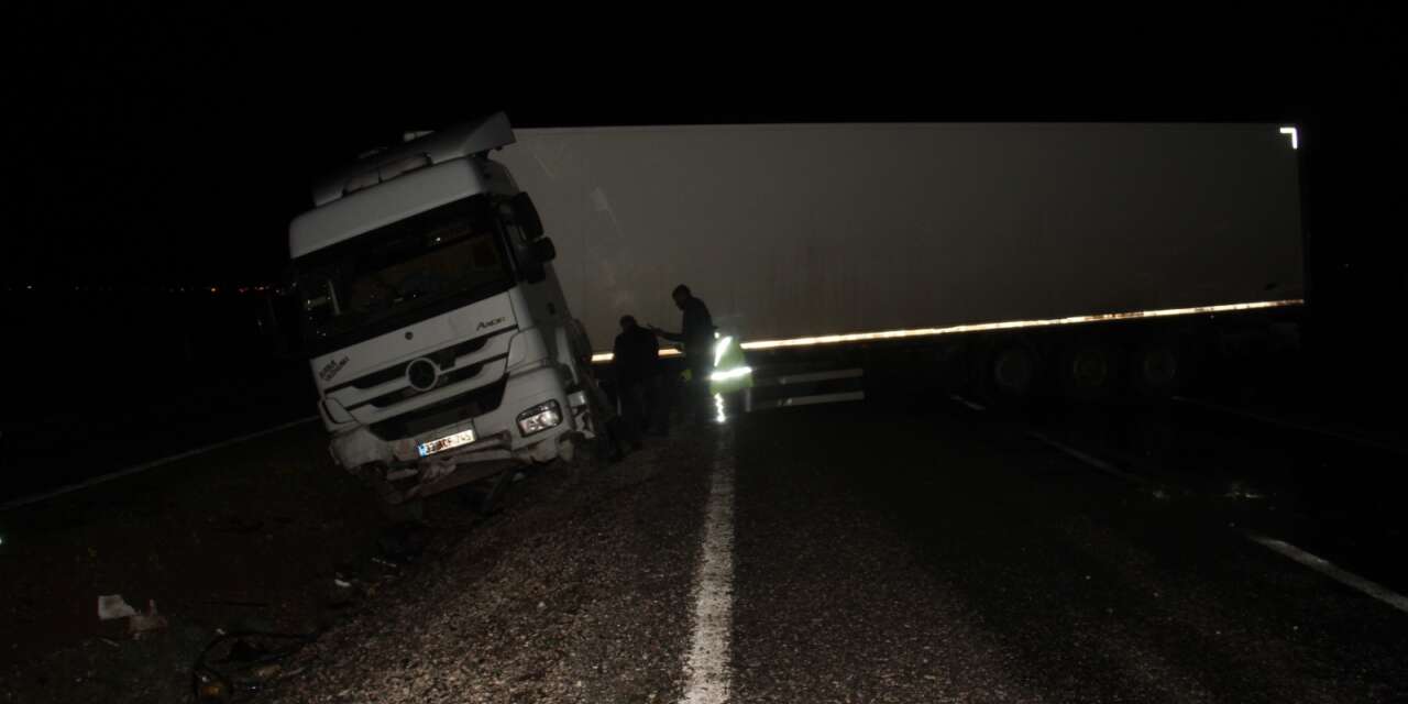 İki TIR kaza yaptı, Konya - Antalya yolu kapandı