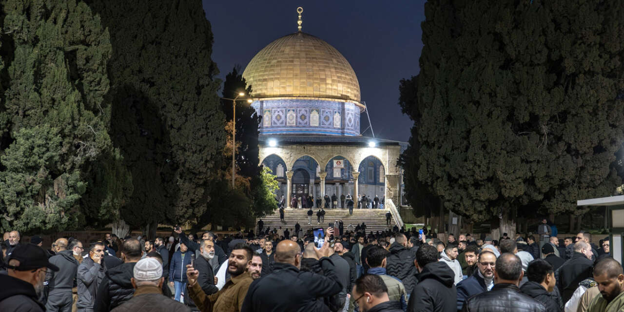 Mescid-i Aksa 41 gün sonra ibadete açıldı, Filistinliler şükür secdesine kapandı
