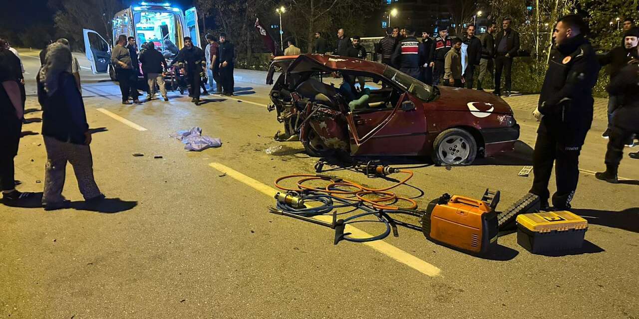 Çarpışan otomobillerden biri ikiye bölündü! Ahmet Demir hayatını kaybetti