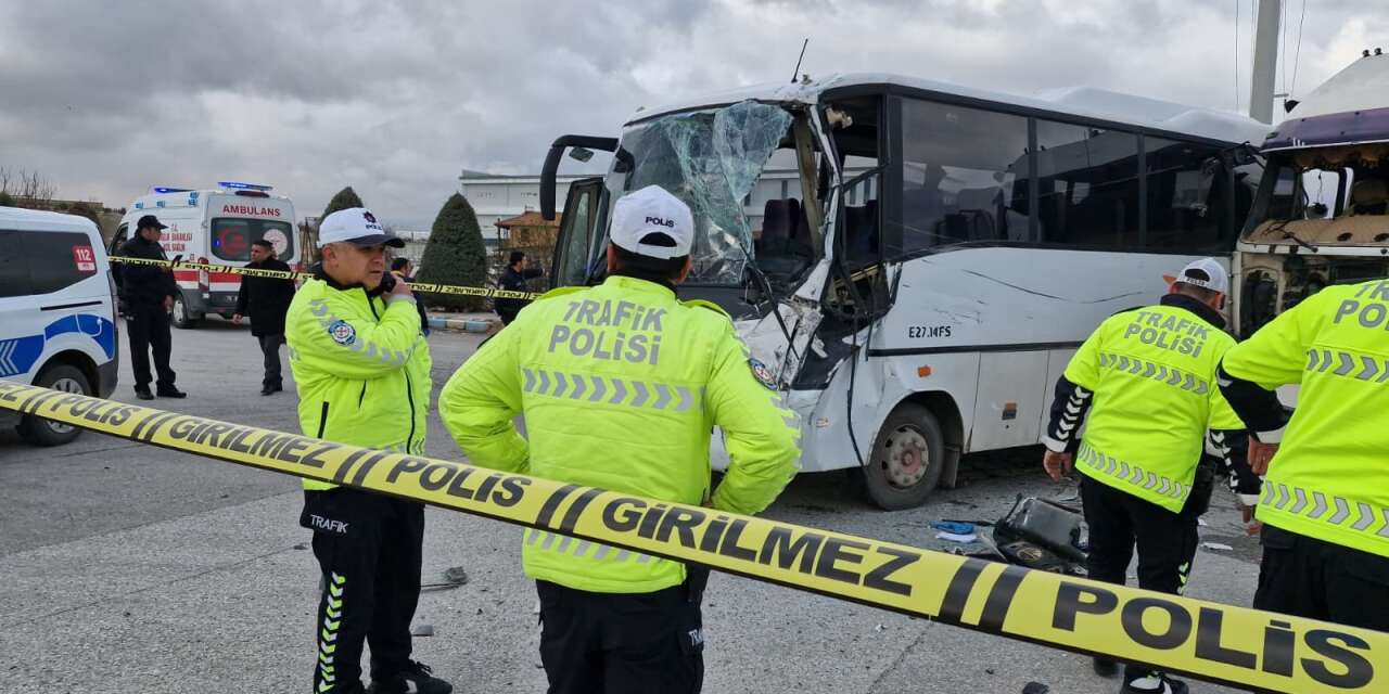 Karaman’da işçi servisi TIR’la çarpıştı! Çok sayıda yaralı var