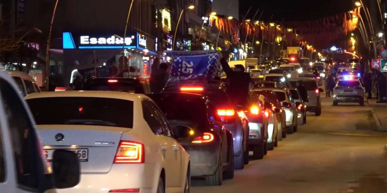 Erzurumspor FK Süper Lig kapısını araladı! Taraftarlar sokaklara döküldü