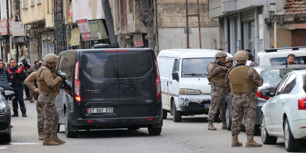 Şehitkamil’de korku dolu anlar! Firari hükümlü 3 kişiyi rehin aldı