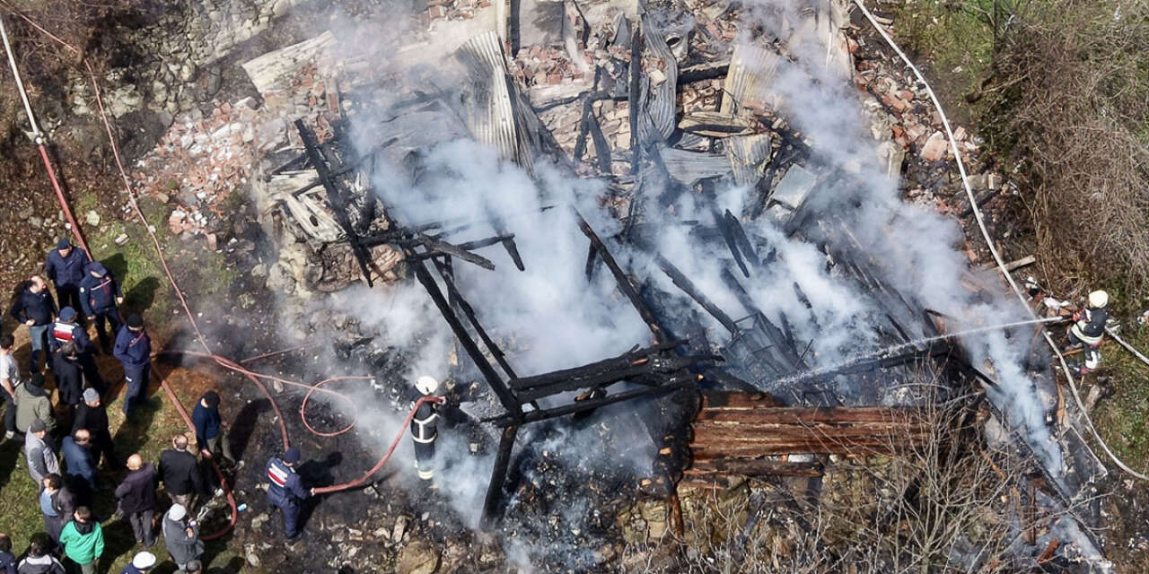 Ahşap ev alevlere teslim oldu! 80 yaşındaki kadın hayatını kaybetti