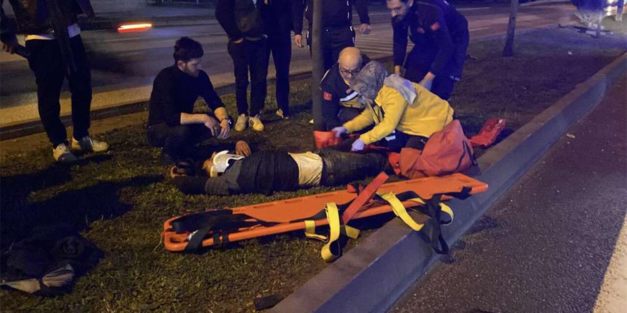 Yere düşen telefonunu almak isterken canından oluyordu