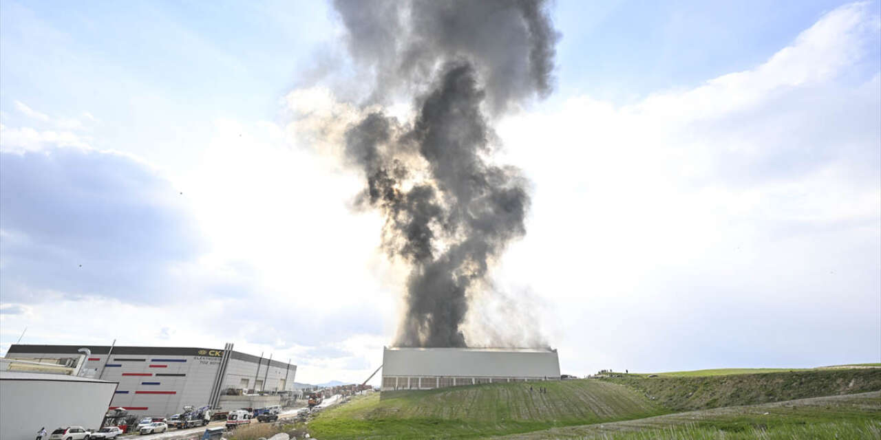 Sanayi sitesindeki mobilya deposu alevler içinde kaldı