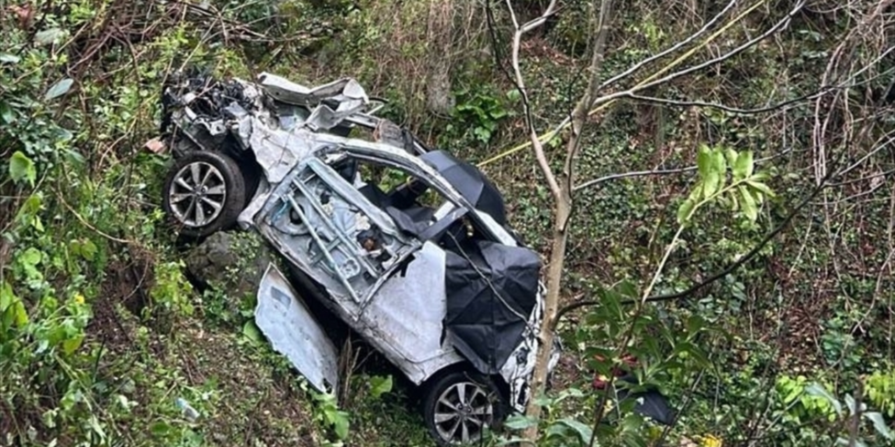 Otomobil uçuruma yuvarlandı! Baba ve öğretmen kızı hayatını kaybetti