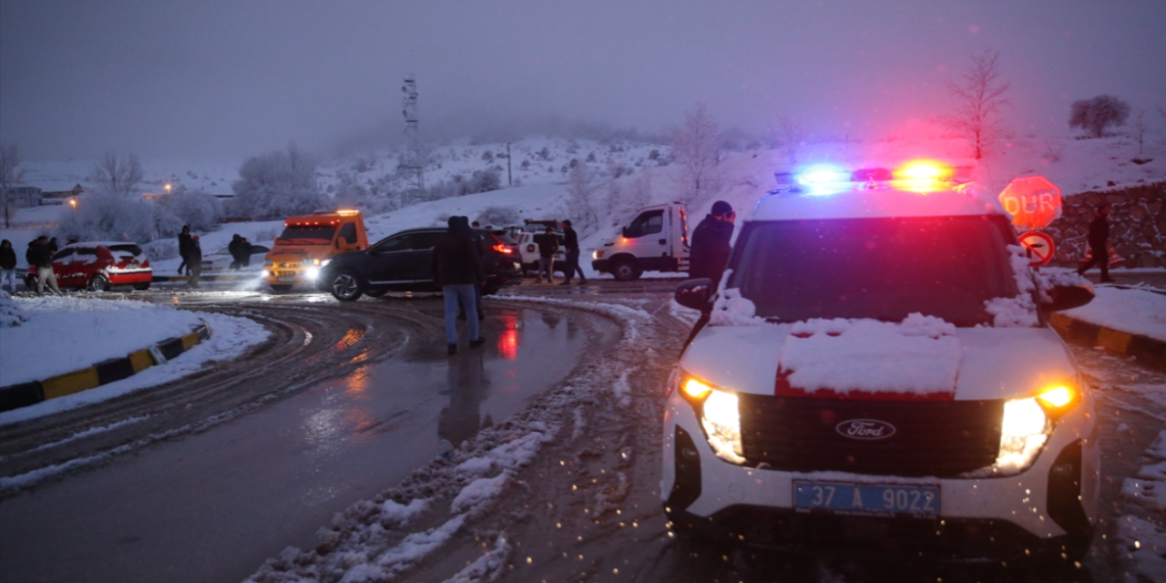Kar ve sis kazayı getirdi! 10 araç çarpıştı, çok sayıda yaralı var