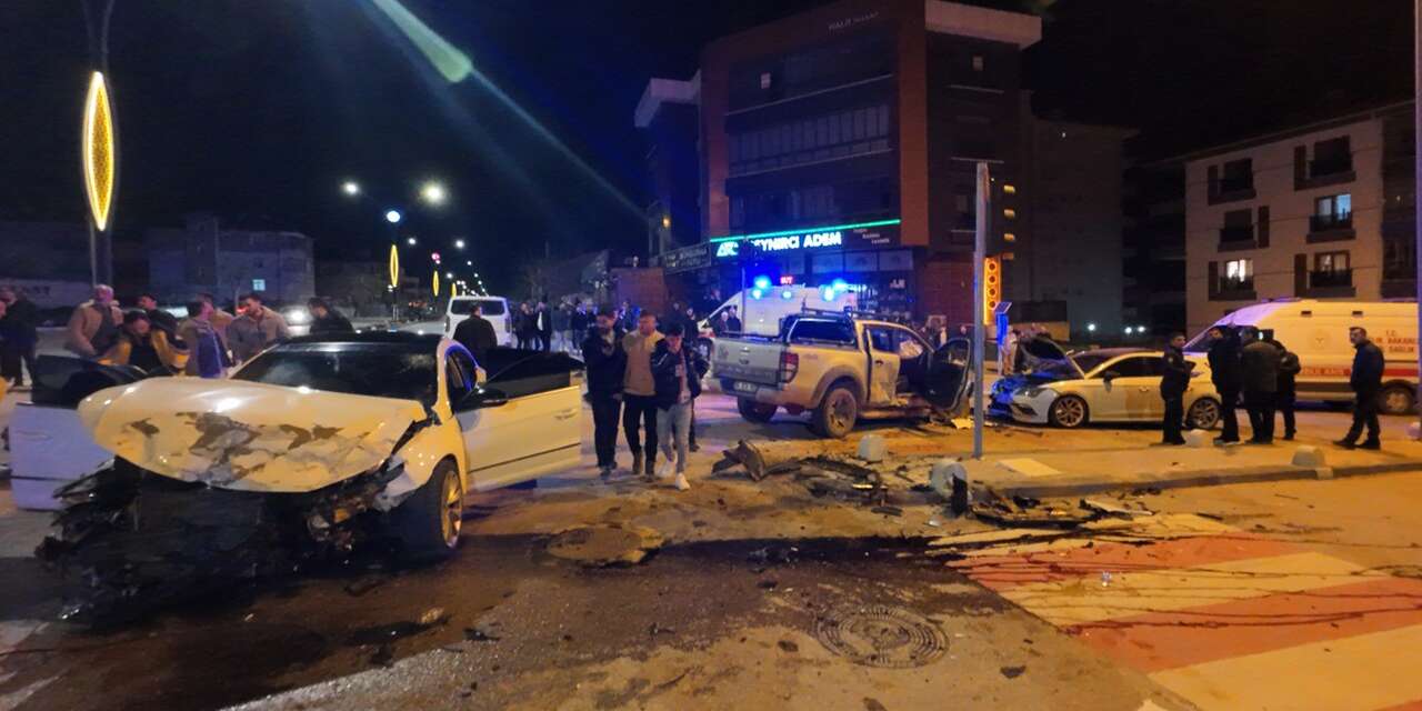 Pikap ile otomobil çarpıştı, ortalık savaş alanına döndü! 6 yaralı