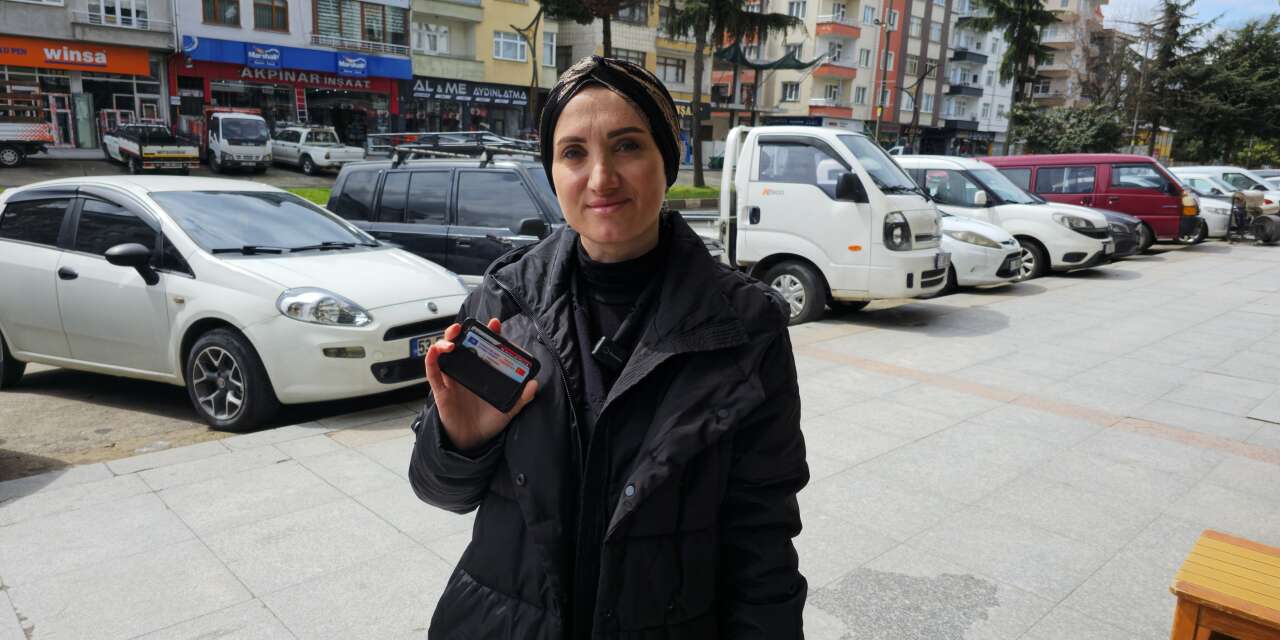 Kaybettiği cüzdanını yerde değil, yüksekte buldu