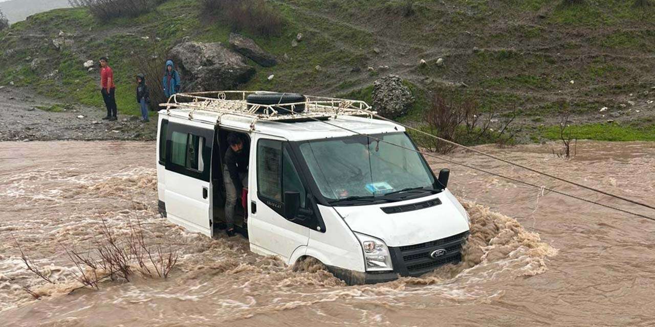 Kalp krizi geçiren kadına sel engeli! Minibüste hayatını kaybetti