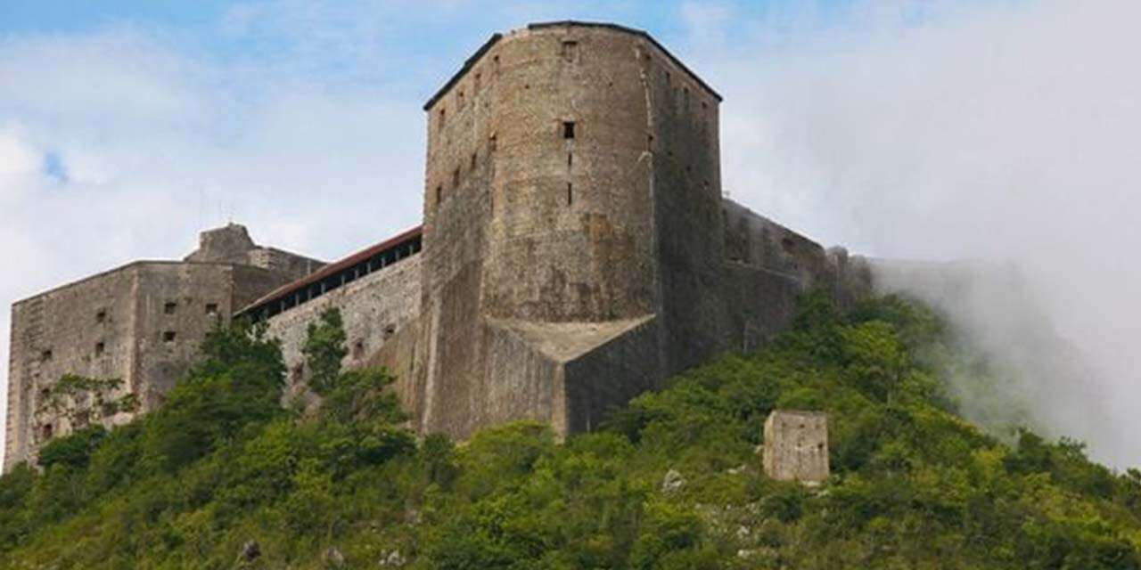 Tarihi kalede facia! Çok sayıda ölü var