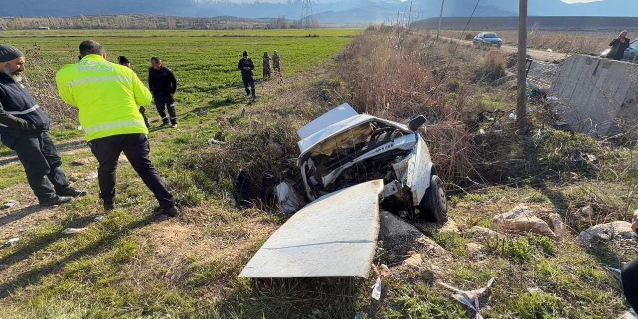 Konya’da otomobil bu hale geldi, ekipler içindeki 2 kişi için seferber oldu
