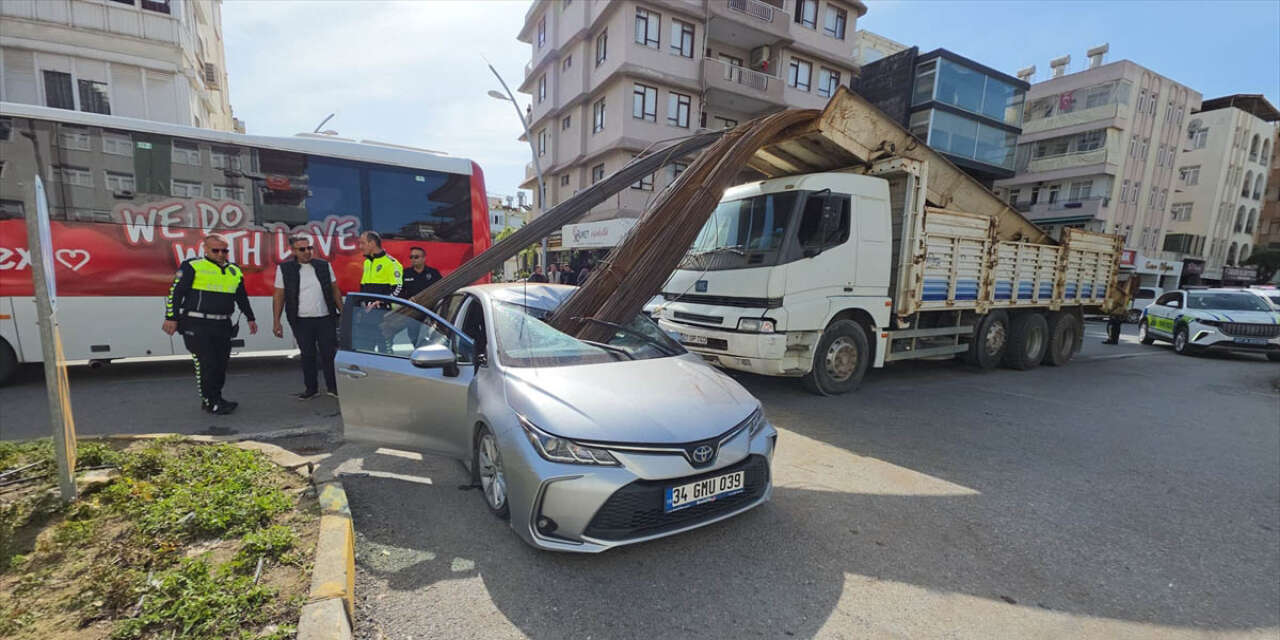 Hep korkulan oldu! Kamyondan kayan demirler otomobile saplandı