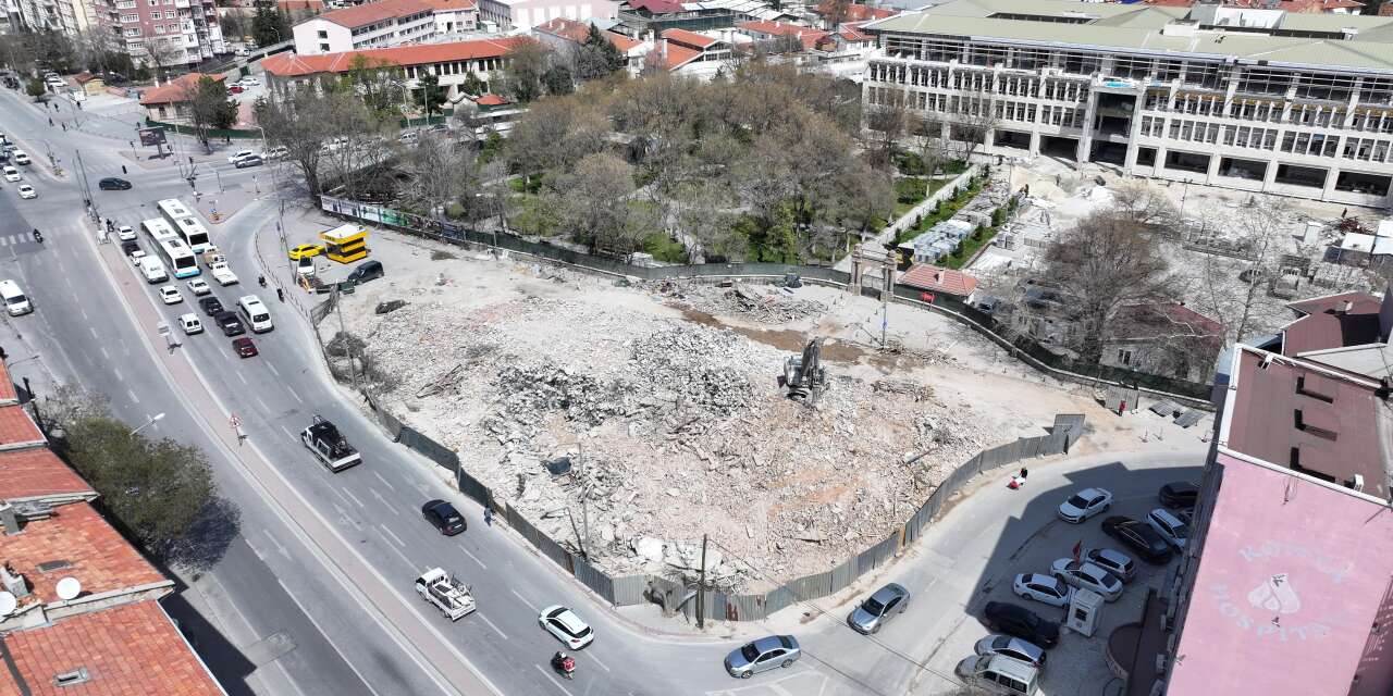 Konya’nın kalbinde büyük dönüşüm! Kritik noktadaki yıkım bitti