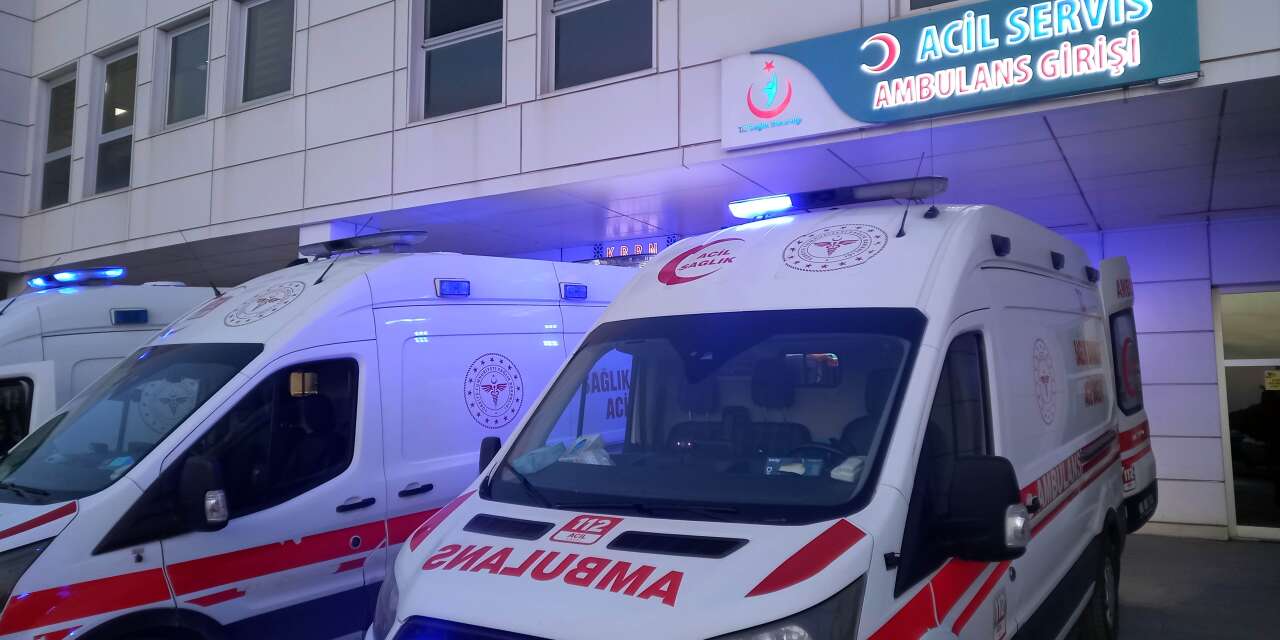 Müşteriyi yüksek ses yüzünden uyaran genç garsona bıçaklı saldırı