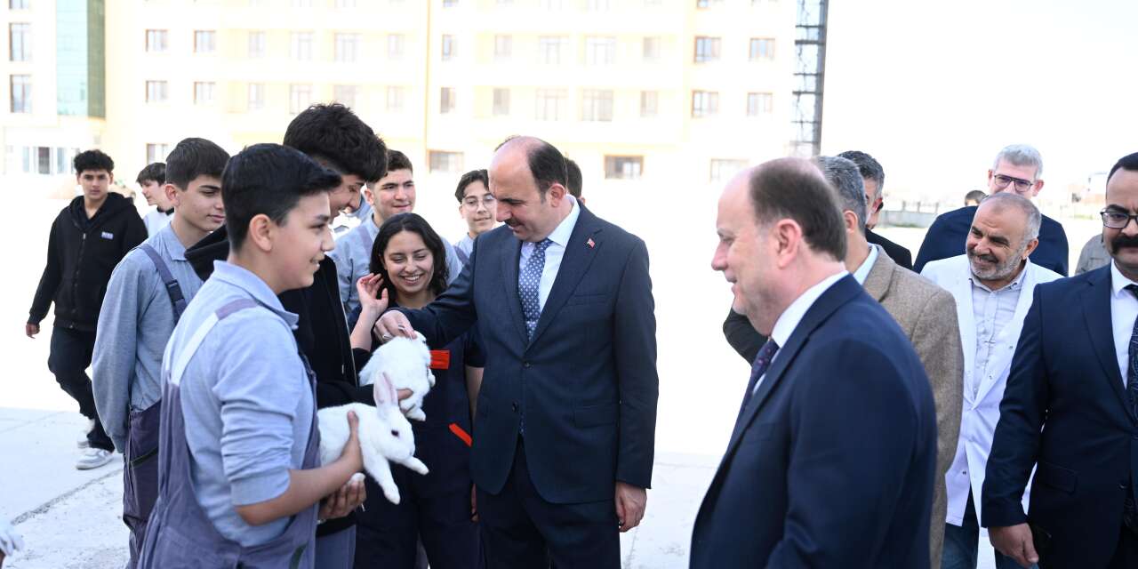 Başkan Altay ve Milletvekili Baykan Konya’da tavşan sevdi